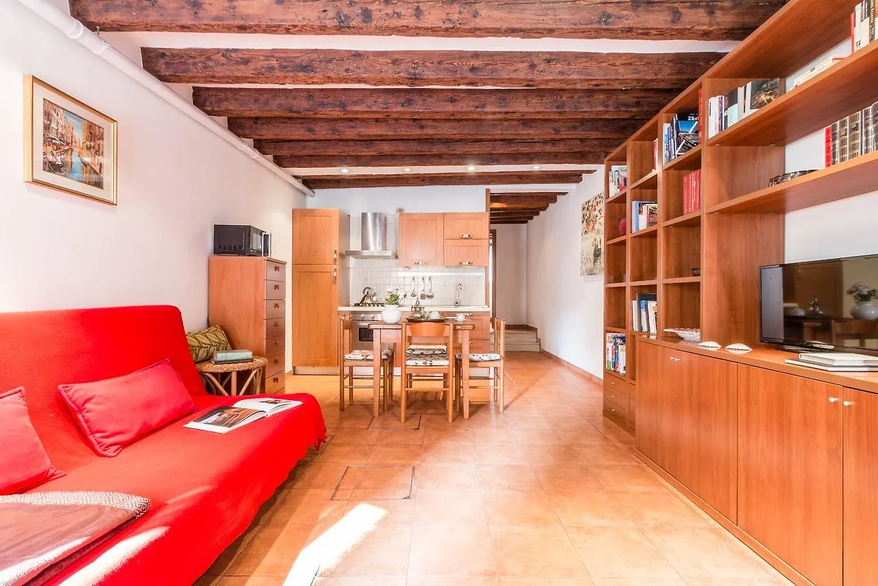 Venice Small Canal View In Boutique Apartment Italy