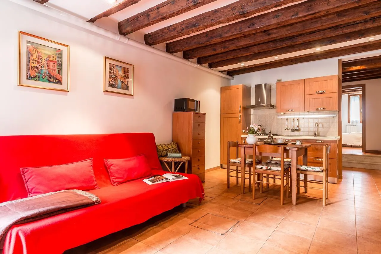 Venice Small Canal View In Boutique Apartment Italy