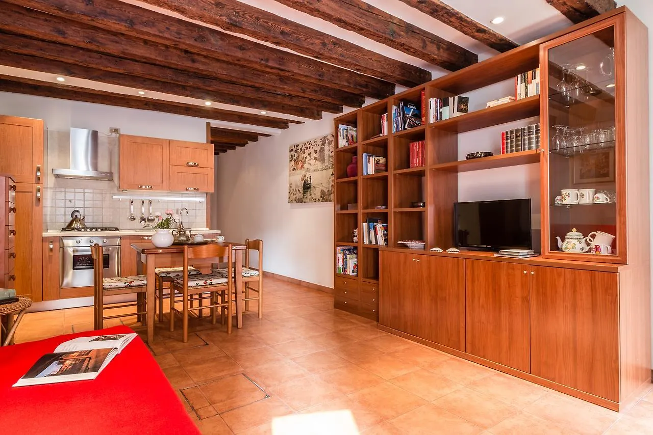 Venice Small Canal View In Boutique Apartment