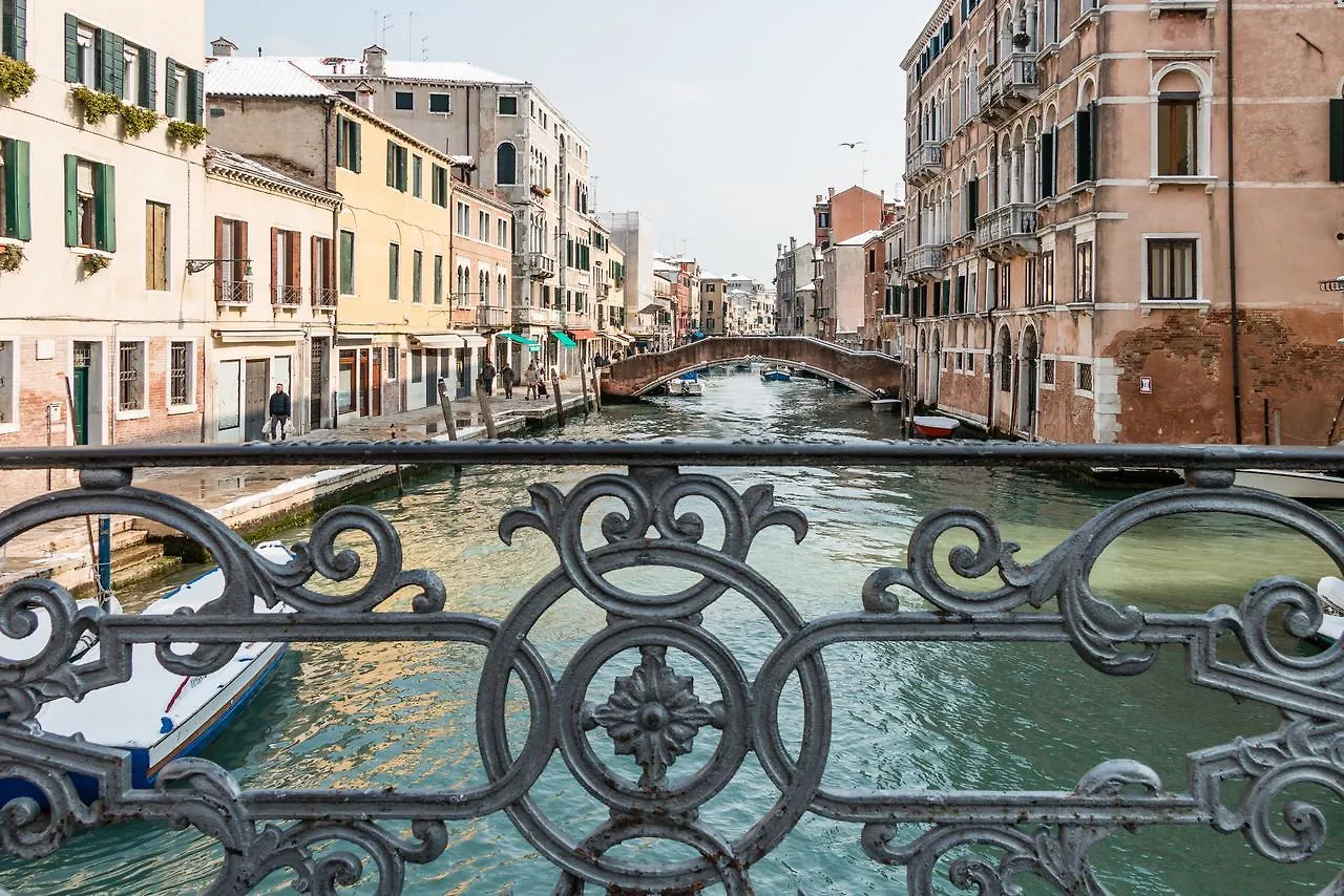 Venice Small Canal View In Boutique Apartment