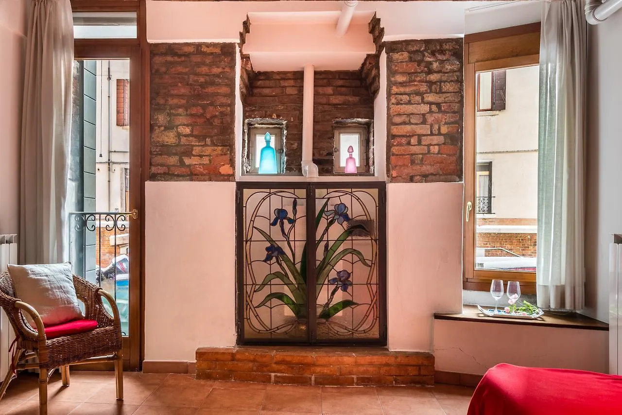 Venice Small Canal View In Boutique Apartment