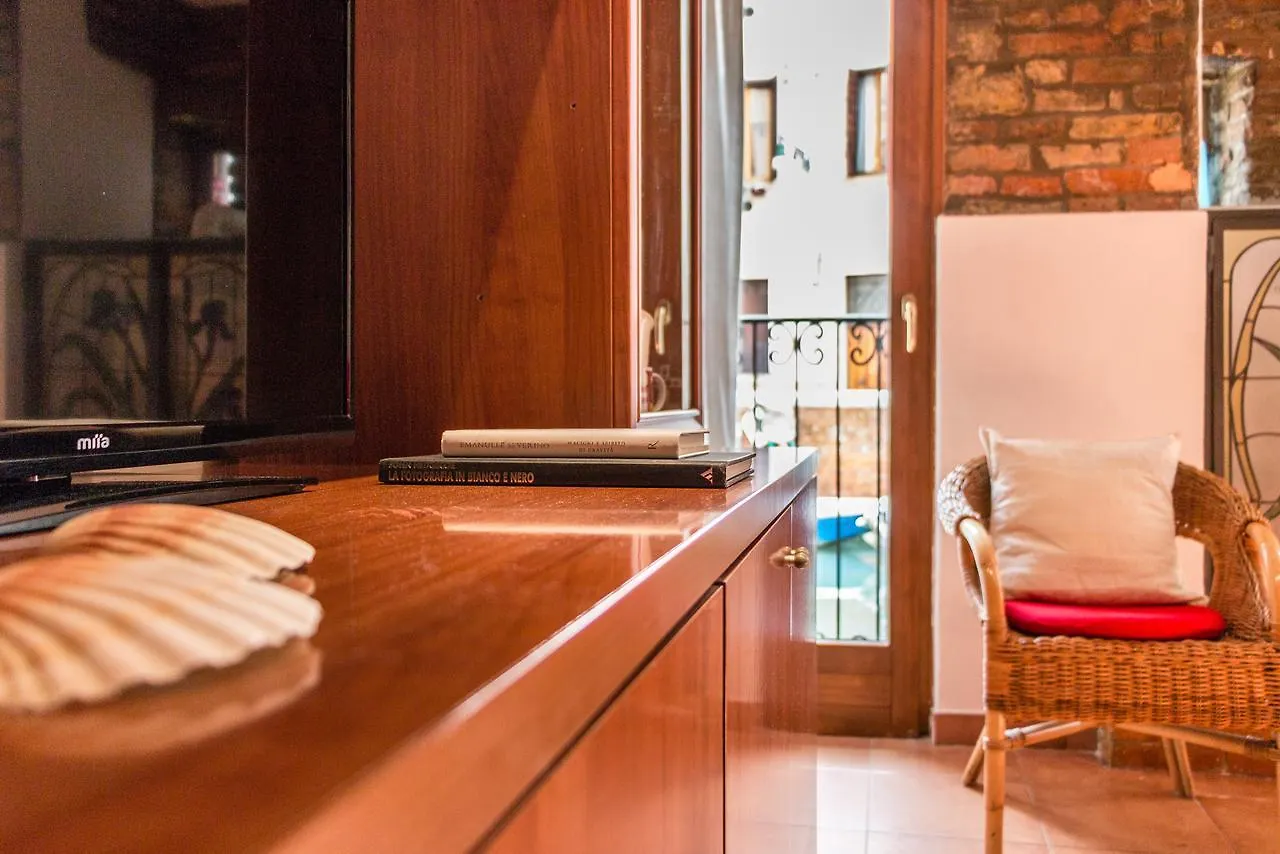 Venice Small Canal View In Boutique Apartment