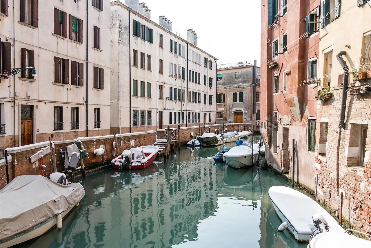 Venice Small Canal View In Boutique Apartment
